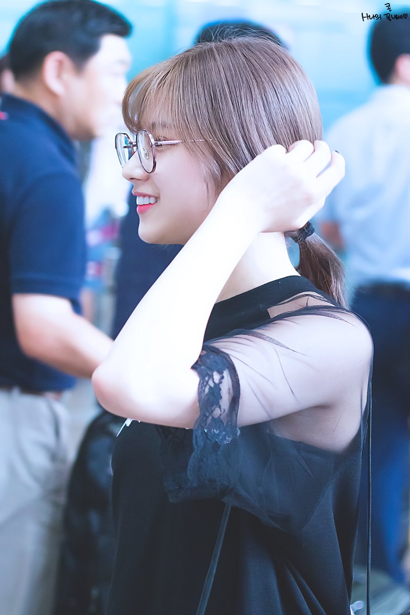 onlysanabr's tweet photo. [#PICS] 13.07.17 | Sana no aeroporto de Gimpo

cr: scent_sana

 #트와이스 #TWICE #사나 #SANA https://t.co/O8BeEhOmXj