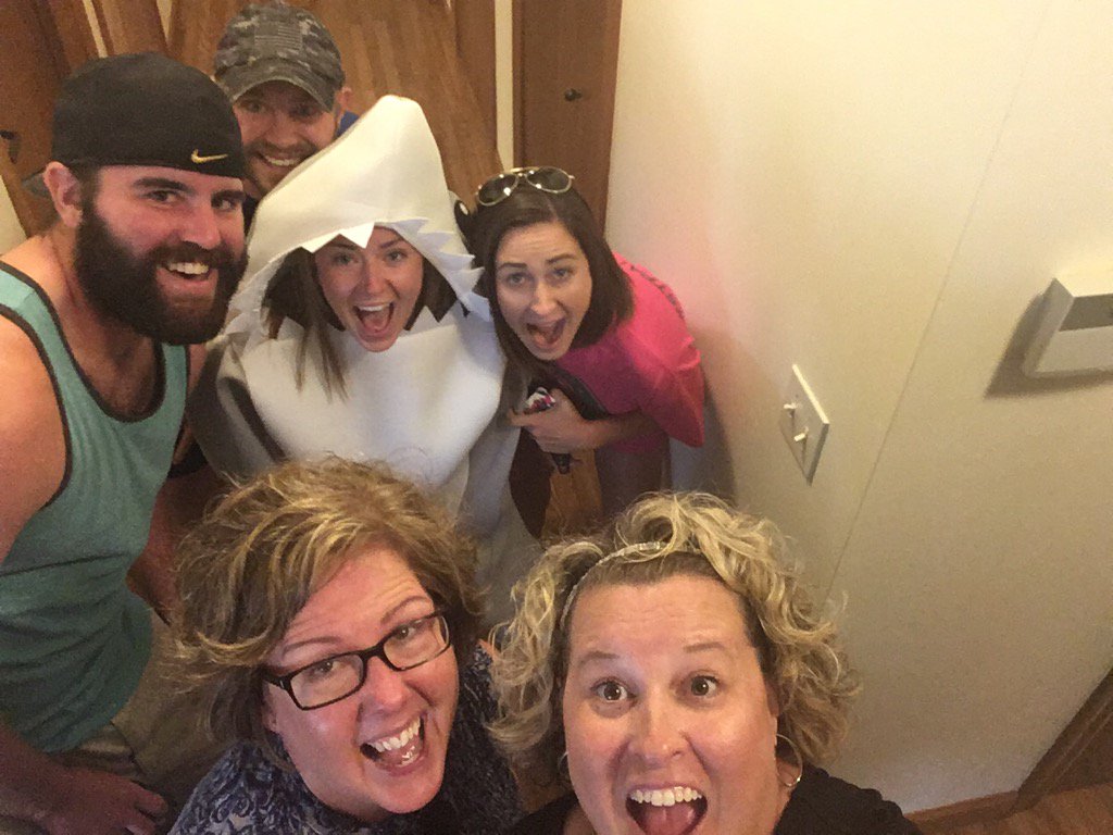 AnneAnniee73's tweet photo. #tweeterliter ##stpatproud #shark https://t.co/7hwTWJqDXV