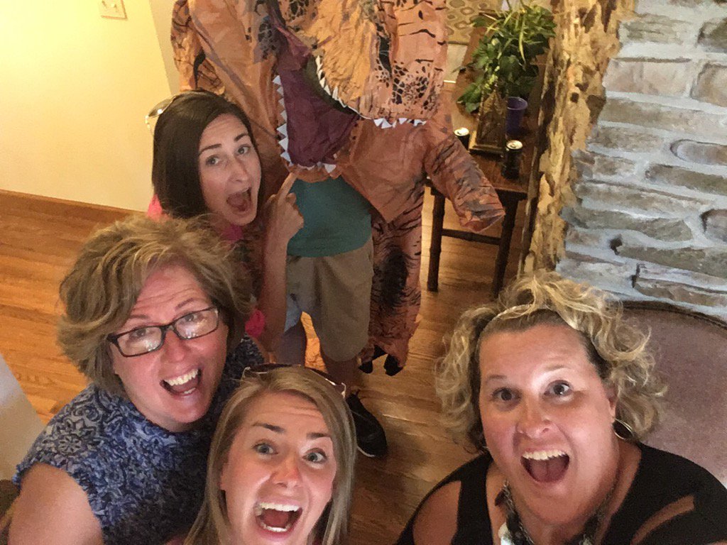 AnneAnniee73's tweet photo. #tweeterliter #stpatproud #trex https://t.co/BMUZjcKsia
