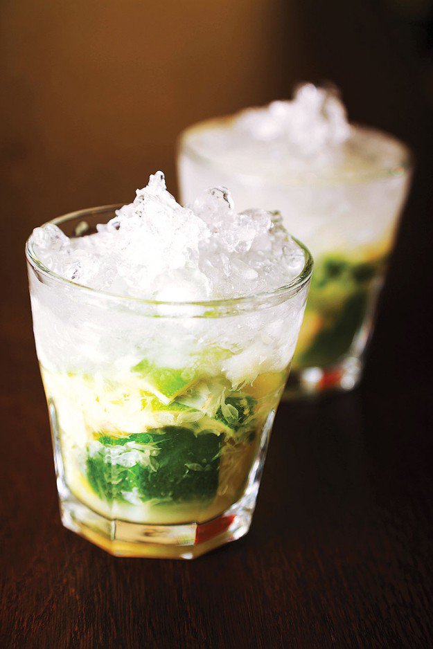 statusmexico's tweet photo. La fusión entre lo amargo y lo dulce caracteriza a la Caipirinha. Aprende a prepararla en nuestro #drinkslab https://t.co/uvO5F7e77d https://t.co/Alnbm2SOiT