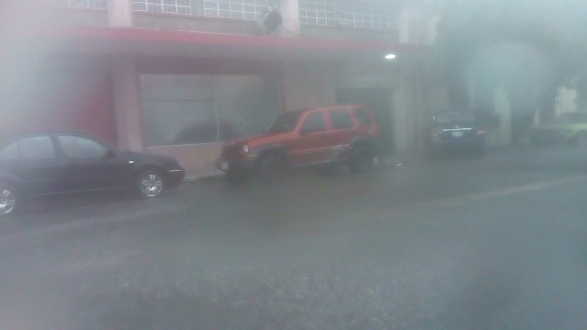 REBEKAGDL's tweet photo. @Trafico_ZMG fuerte lluvia zona centro Gdl, ya pasó pero esta todo inundado https://t.co/Yzw1tvVEqj