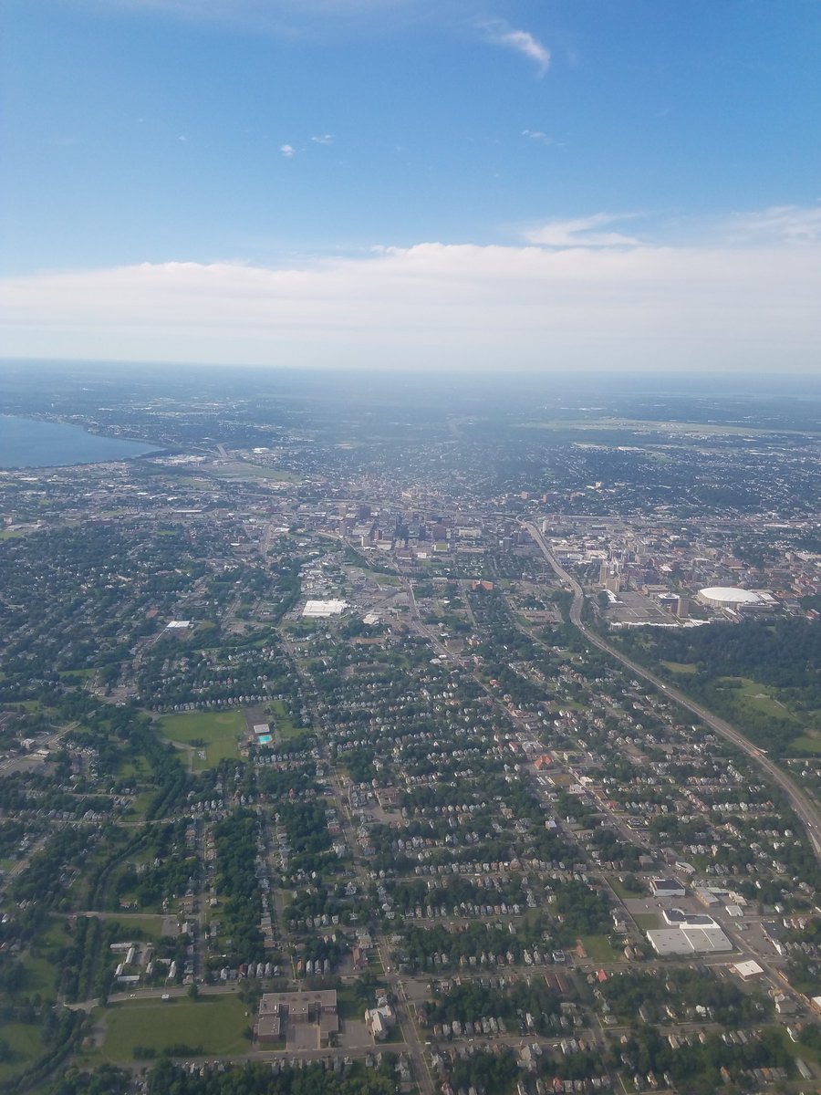 cerrok's tweet photo. Rare clear sky in SYR before landing after a gr8 trip to SAN 2 meet with colleagues. Was lucky to grab a pic. Can you spot the Carrier Dome? https://t.co/a3DwQ2a62u