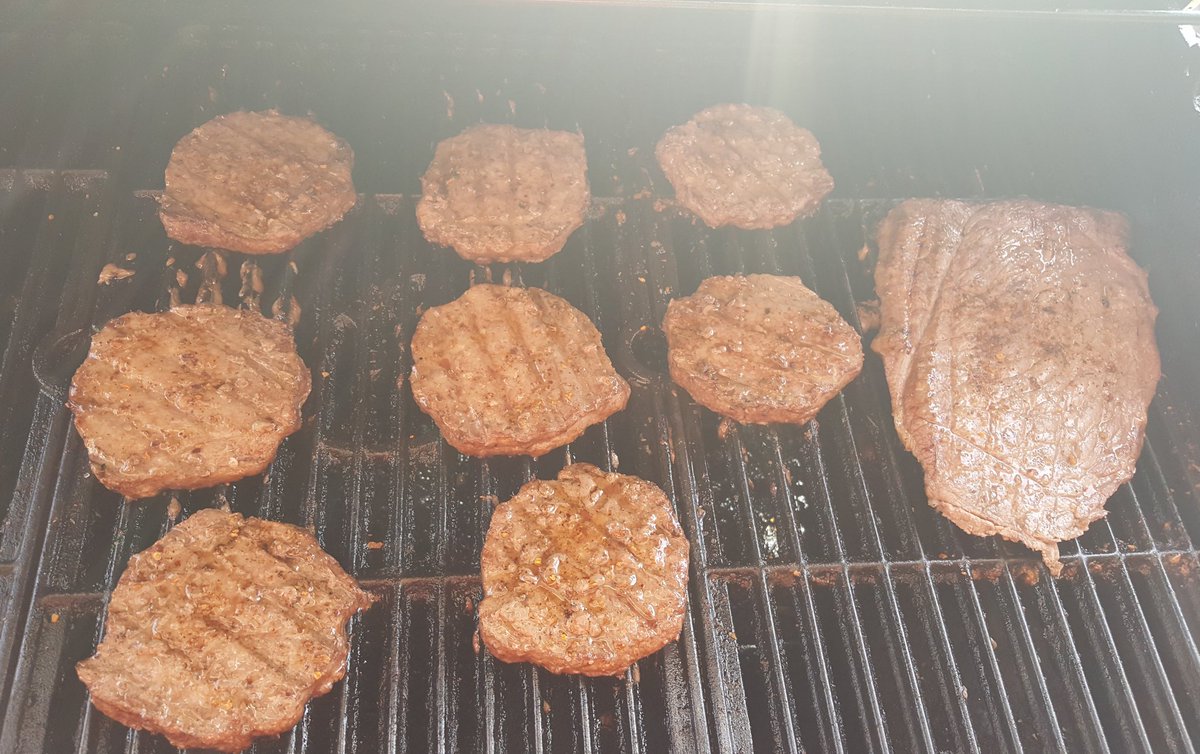 coachalvie's tweet photo. Friday evening grilling. #fuscular #chefiamnot #garagelifeisrealyo https://t.co/dKrvzqzIbW