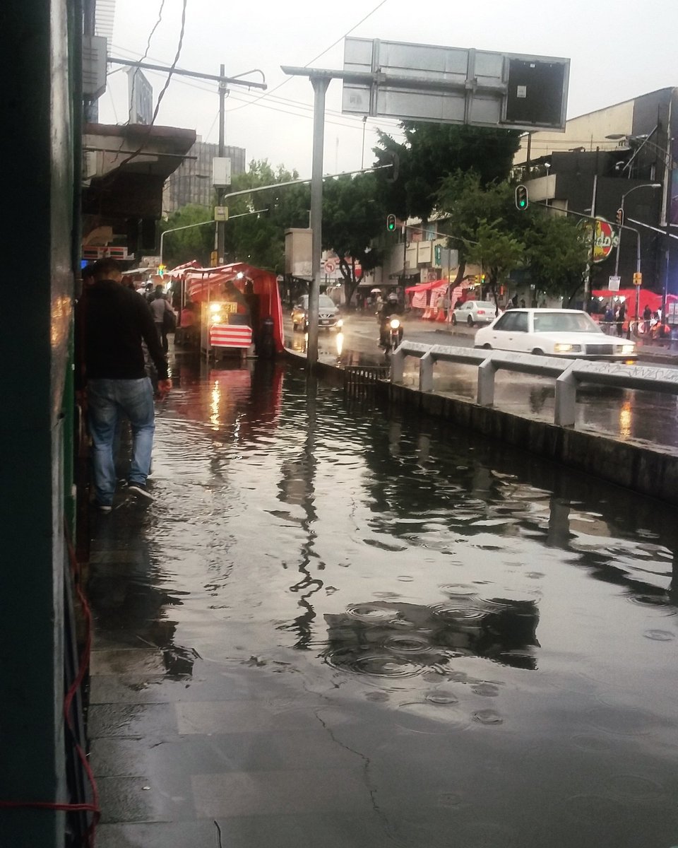 meassuncaodenis's tweet image. Rainy season in Mexico City. #flooding #accessibilityissues #df #cdmx #mexico #lluvia #sidewalk #insurgentes