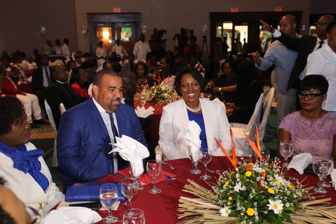 Communication Haïti (@mchaiti) on Twitter photo 📸 La 1re Dame, Mme <a href="/martinejmoise/">Martine Moïse</a>, l’hôte principale de la cérémonie officielle en l’honneur des Mairesses et Mairesses Adjointes du pays. 📸 La 1re Dame, Mme <a href="/martinejmoise/">Martine Moïse</a>, l’hôte principale de la cérémonie officielle en l’honneur des Mairesses et Mairesses Adjointes du pays.
