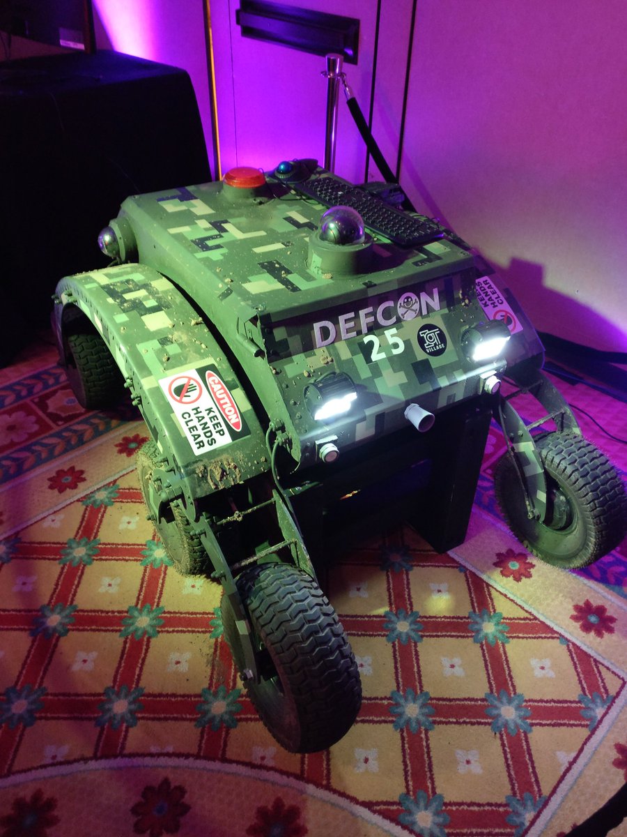 josequinones's tweet image. #Defcon25  Tank at the @IotVillage