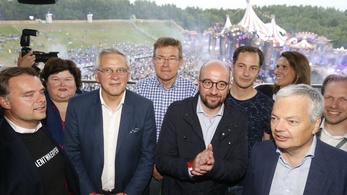 OrakelvMerksem's tweet photo. Dat awkward moment wanneer je moet wachten tot je baas zegt dat hij wel bonnekes zal halen. https://t.co/2diDlvmsIN