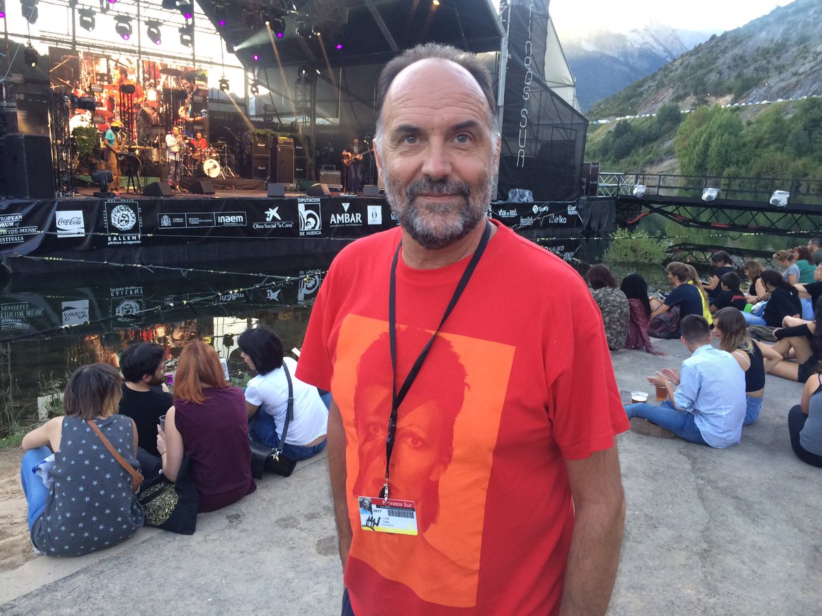 FestPirineosSur's tweet photo. "Para una noche #VivaLondon lo mejor es lucir al músico más British 🇬🇧", Luis Lles, dtor. artístico del @FestPirineosSur https://t.co/nEfUlNFck4