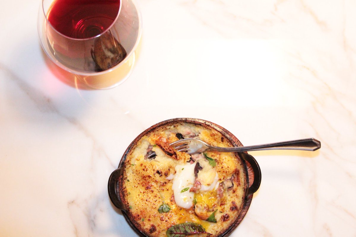 Seleccionamos los mejores vinos para acompañar cada plato. Comenzá la velada de hoy con un brindis especial.