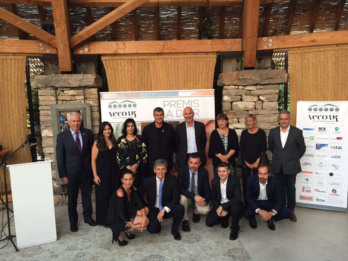 AECORK's tweet photo. Foto de grup! Junts farem que la societat conegui el que implica utilitzar i demanar #suro #sostenibilitat #innovacio #paisatge #glador26 https://t.co/ZBpXafcgZi
