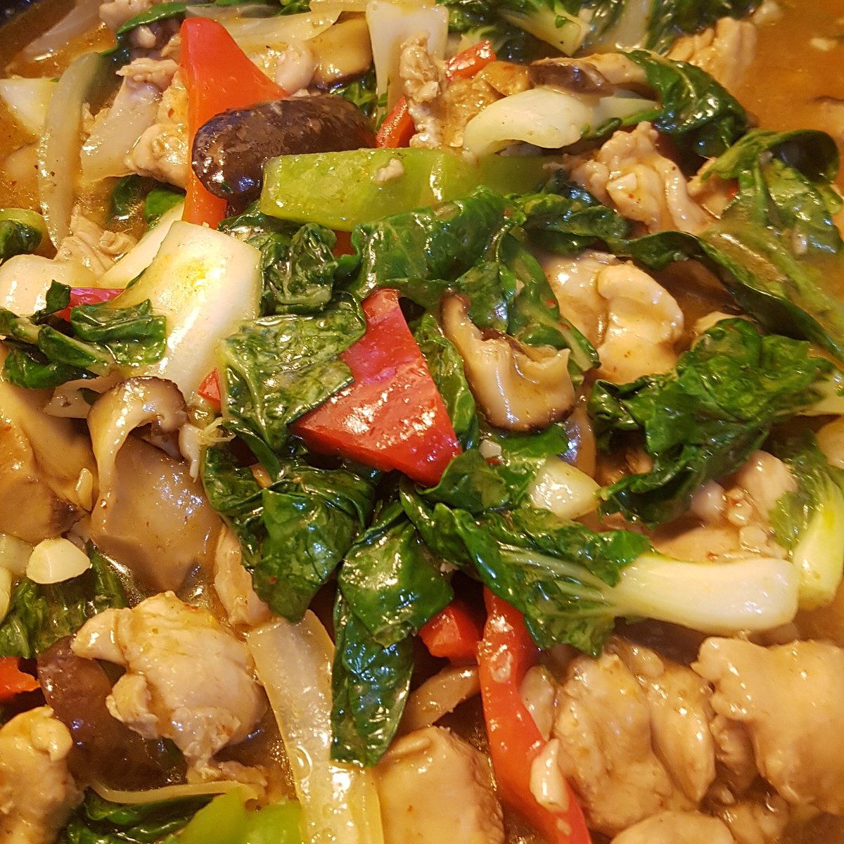 OneOfaThai's tweet photo. #6 special.. Spicy Panang Curry Stirfry with Chicken, shiitake mushrooms, onions, sweet peppers with rice 👌👌😋😋
#OneOfaThai #ThaiFood #yzf https://t.co/ZoiIBIsZ3m