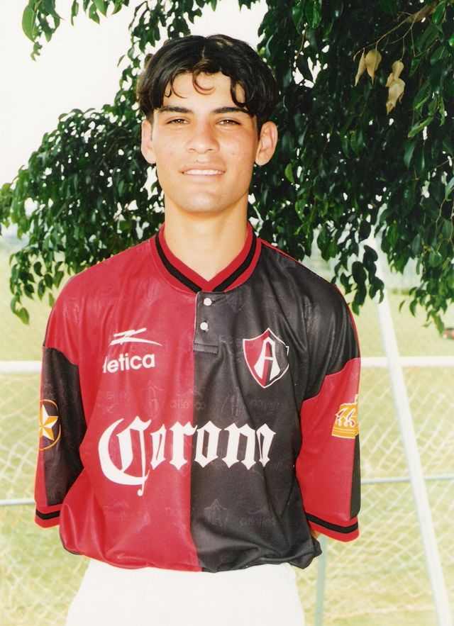 History_LigaMX's tweet photo. Pocas historias como la de @RafaMarquezMX, pocos jugadores con tanta clase. A 21 años de su debut, hoy vs el mismo rival, mismo estadio. https://t.co/kWJz4Hlkeb