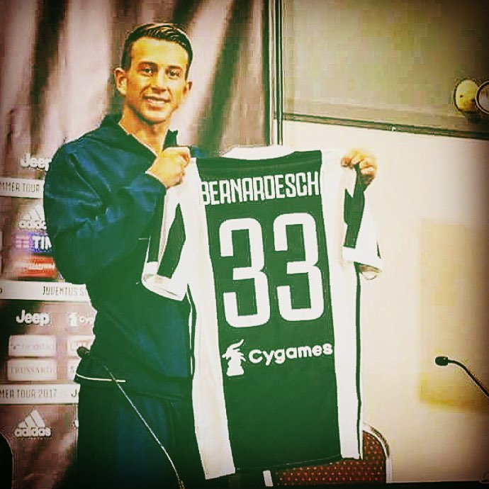 Paolajuvegirl's tweet photo. #Bernardeschi: "La 10 mi piace e, fosse stato per me, l’avrei presa subito Ma è giusto che io me la meriti"👏🏻👏🏻👏🏻#BenvenutoFederico #ForzaJu https://t.co/jrCPOZWKQi