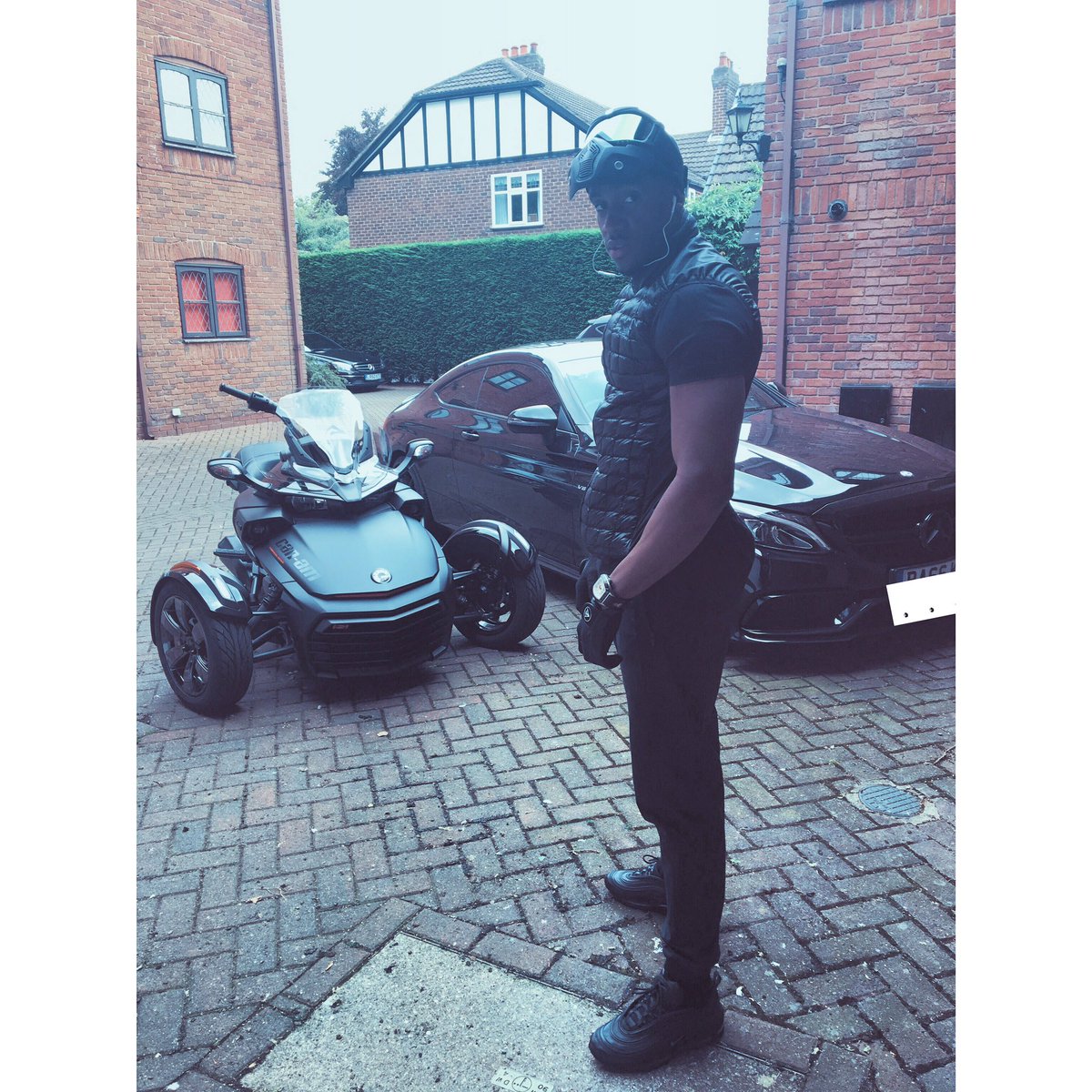 TheBugzyMalone's tweet photo. Whilst they sit there discussing me, i'm out here doing me and doing it very fucking well. 🐺 https://t.co/idgc43MfKJ