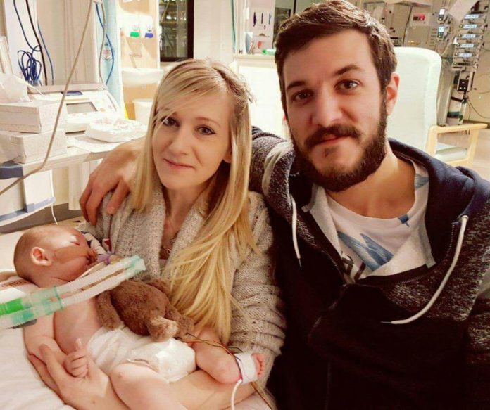 culturadelavida's tweet photo. Descansa en paz, pequeño #CharlieGard. Ojalá algún día aprendamos que cada vida humana, por pequeña que sea, es un tesoro invaluable. https://t.co/n8p7EHMTvi