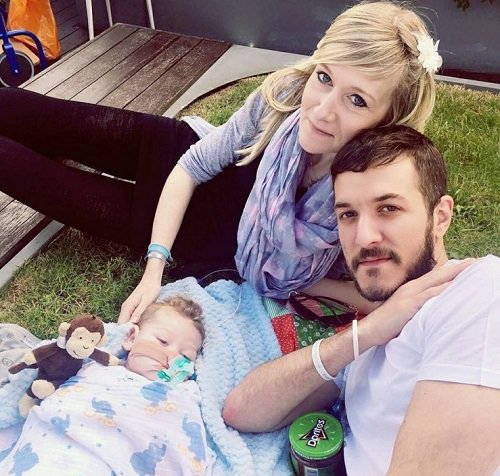 culturadelavida's tweet photo. Descansa en paz, pequeño #CharlieGard. Ojalá algún día aprendamos que cada vida humana, por pequeña que sea, es un tesoro invaluable. https://t.co/n8p7EHMTvi