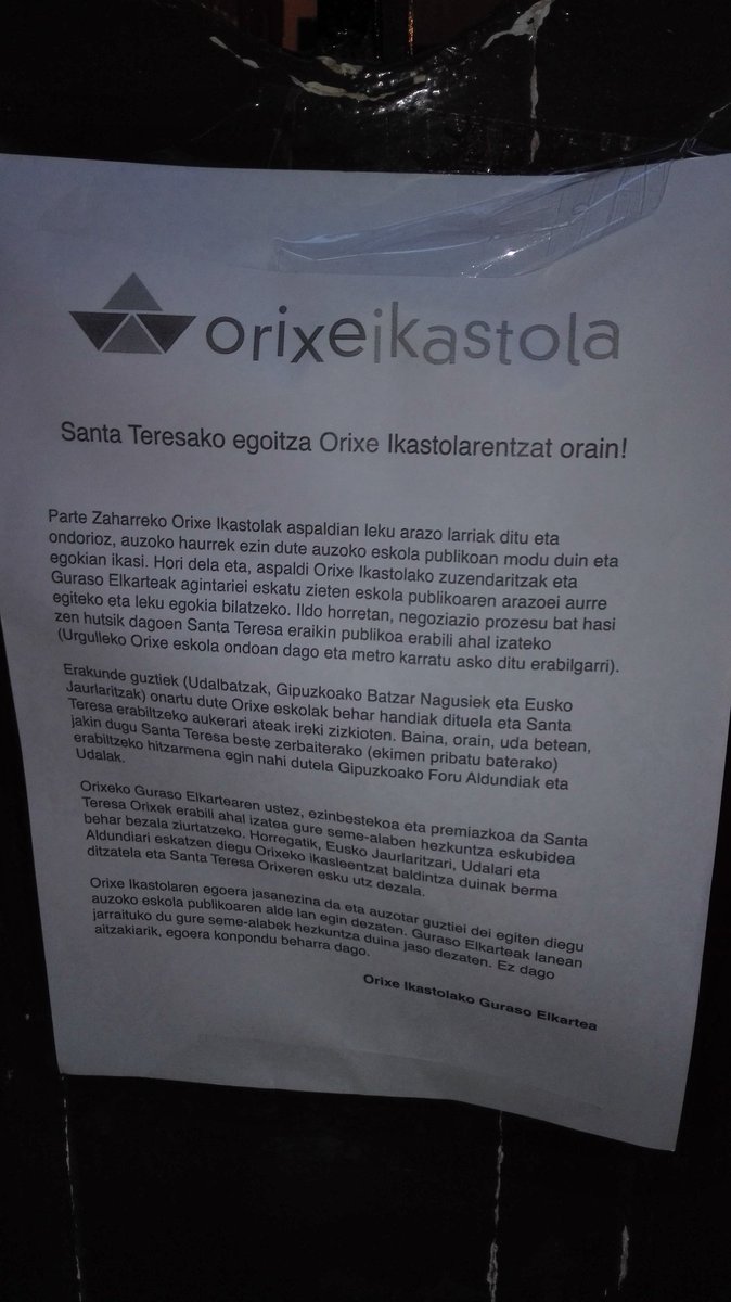 xabimurua's tweet photo. Orixe Ikastolako Guraso Elkarteak mezu argia zabaldu du Parte Zaharrean #OrixeST https://t.co/eoNfMBSbsu