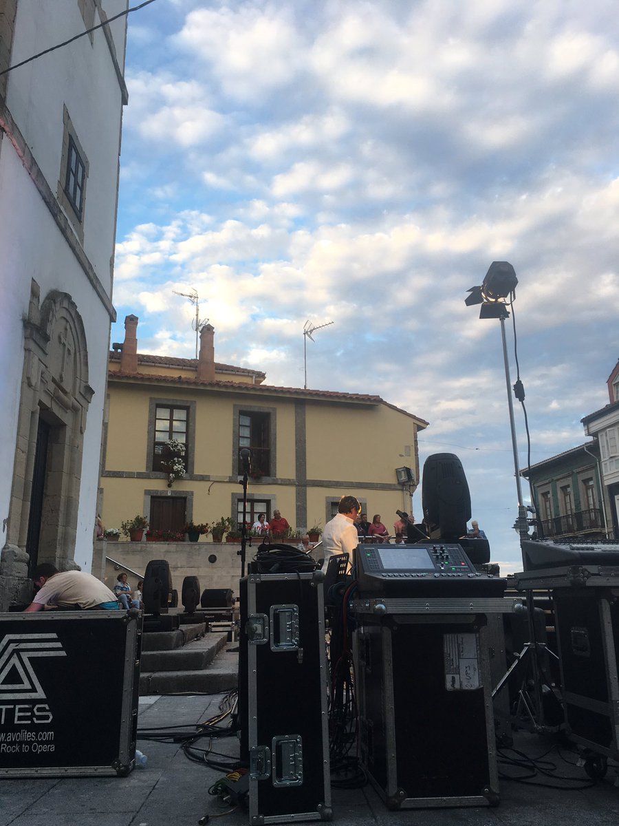 AsanchezAdela's tweet photo. A punto de empezar el concierto del @elleondeoroLDO presentado por @AsanchezAdela en #luanco https://t.co/vD5xLFeiRq