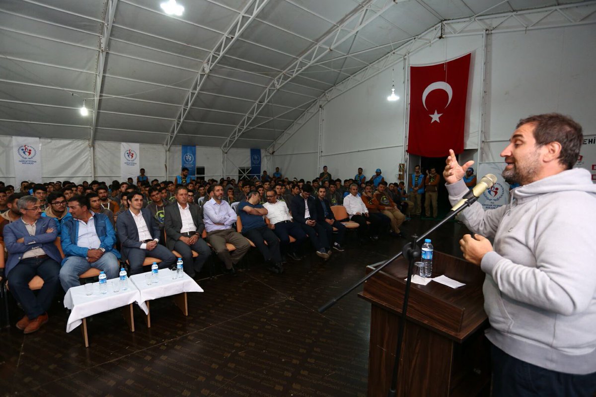 GSBgenclik's tweet photo. Başbakan Başdanışmanı sayın @mustafasenbd Bolu kampımızda gençlerimize, bir olmanın diri olmanın, tek bir millet olmanın öneminden bahsetti. https://t.co/TPz7NtGkvb