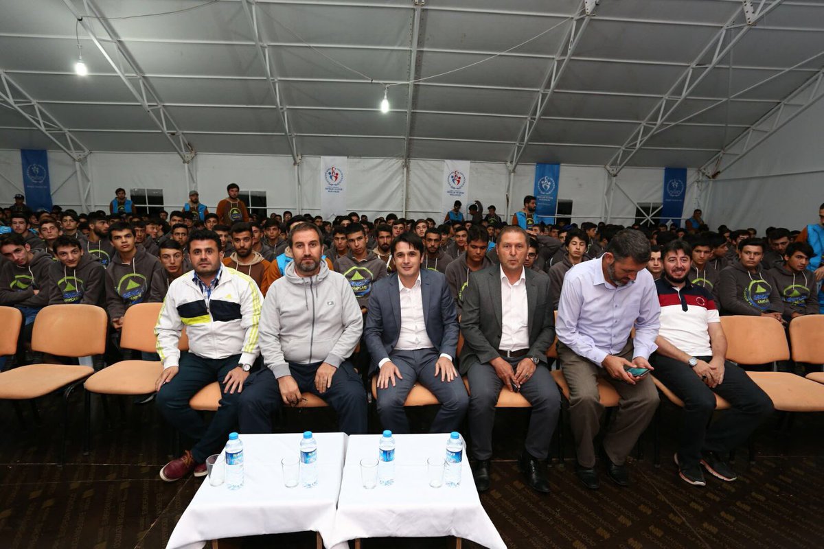 GSBgenclik's tweet photo. Başbakan Başdanışmanı sayın @mustafasenbd Bolu kampımızda gençlerimize, bir olmanın diri olmanın, tek bir millet olmanın öneminden bahsetti. https://t.co/TPz7NtGkvb