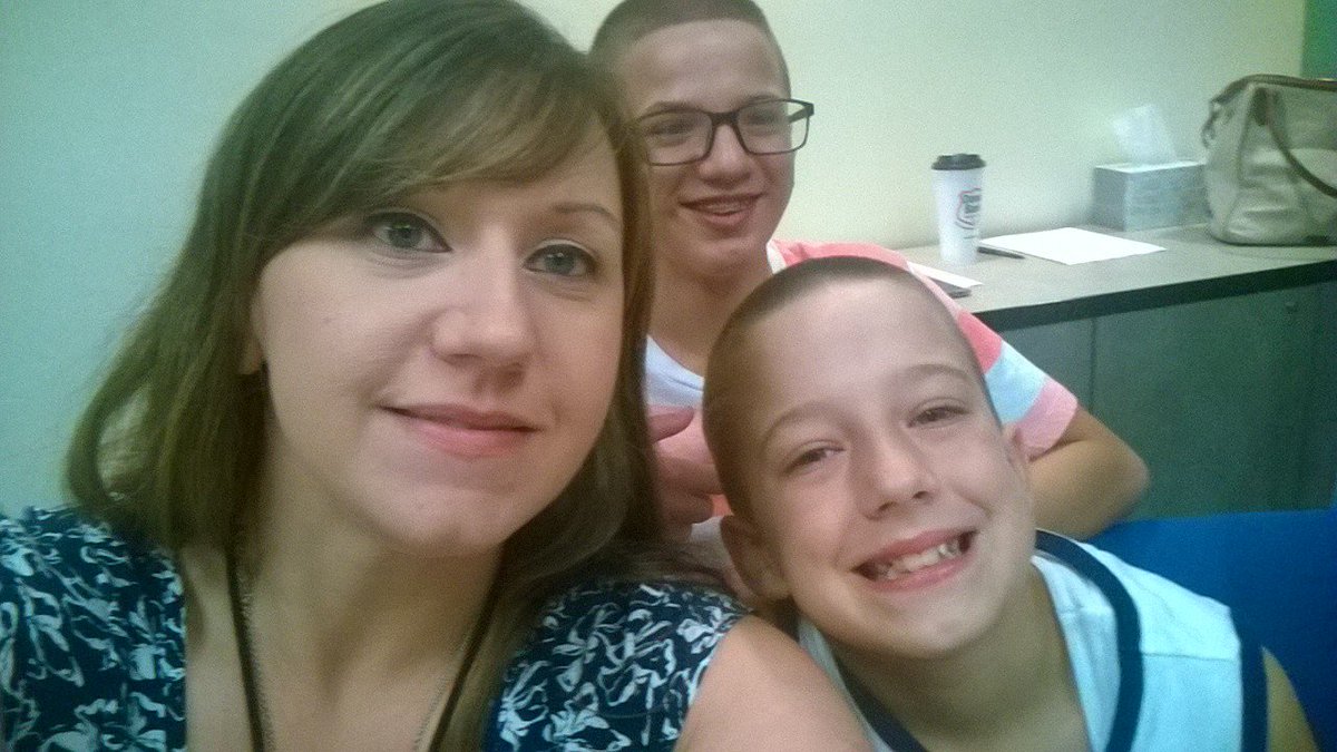 GaylaBecker3's tweet photo. @Engage_CXO #BYK2WD17!  #Evansville Selfies #Jenn and Kids! https://t.co/RIPv5alUbp