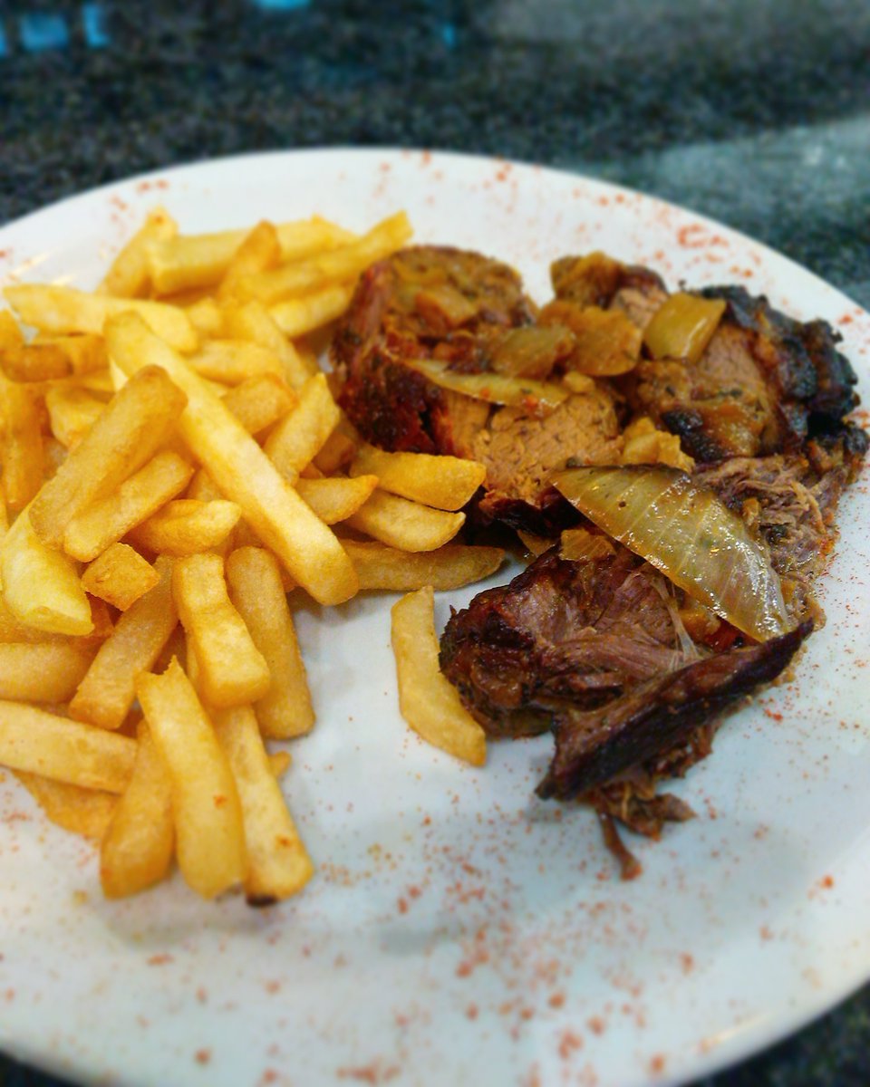 TIBIRestoBar's tweet photo. Que decís, vamos por uno de estos? Increíblemente BUENOOOOO!!! #TibiRestoBar #AvCorrientes2256 #CarneAlHorno https://t.co/VHzwpmuD1A