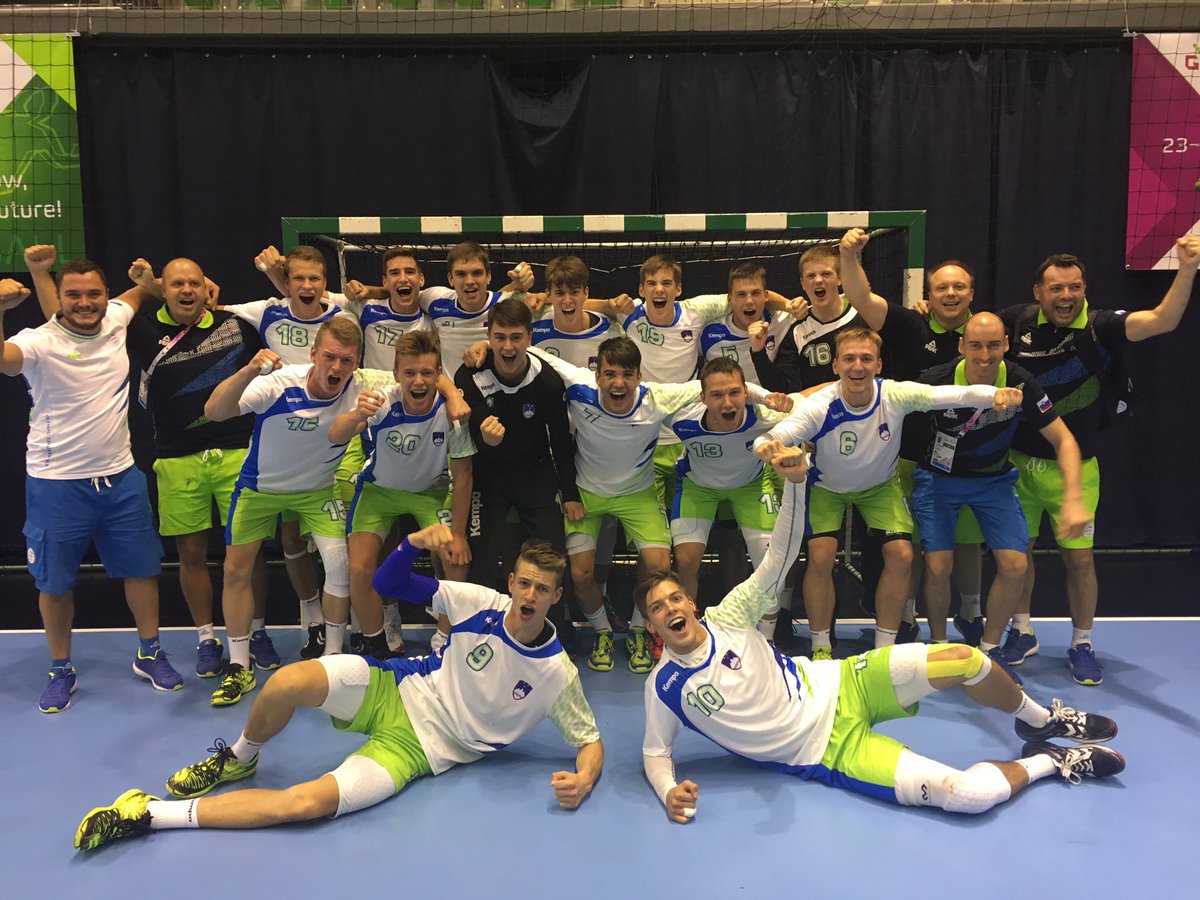 TeamSlovenia's tweet photo. In padla je tudi HRVAŠKA!!🇭🇷🇭🇷🇭🇷#TeamSlovenia je v finalu #ofem2017 🏐🏐🏐 Bravoooo!!! #ponosni https://t.co/m3jlzdTwxU