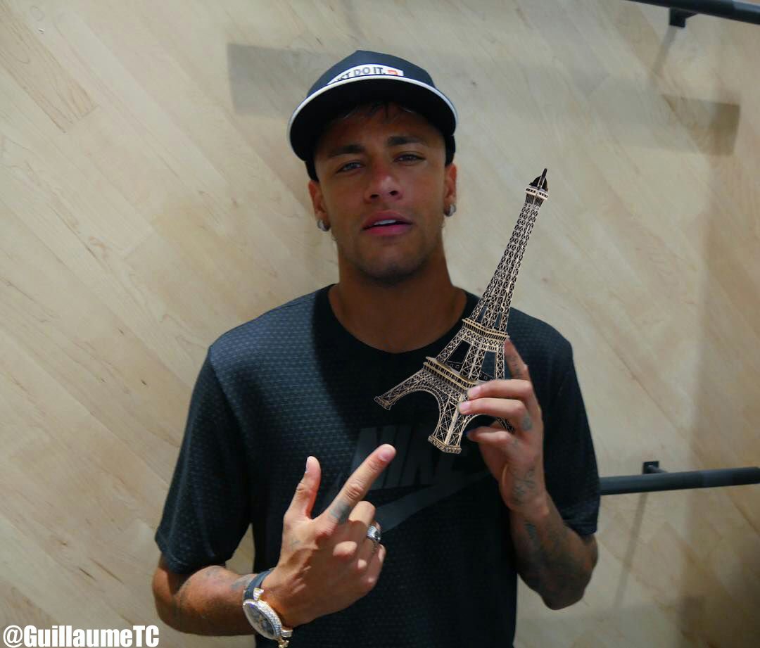GuillaumeTC's tweet photo. Ok. Clear. 
Thanks, @neymarjr ! 😉 https://t.co/UyTyMYQtJH