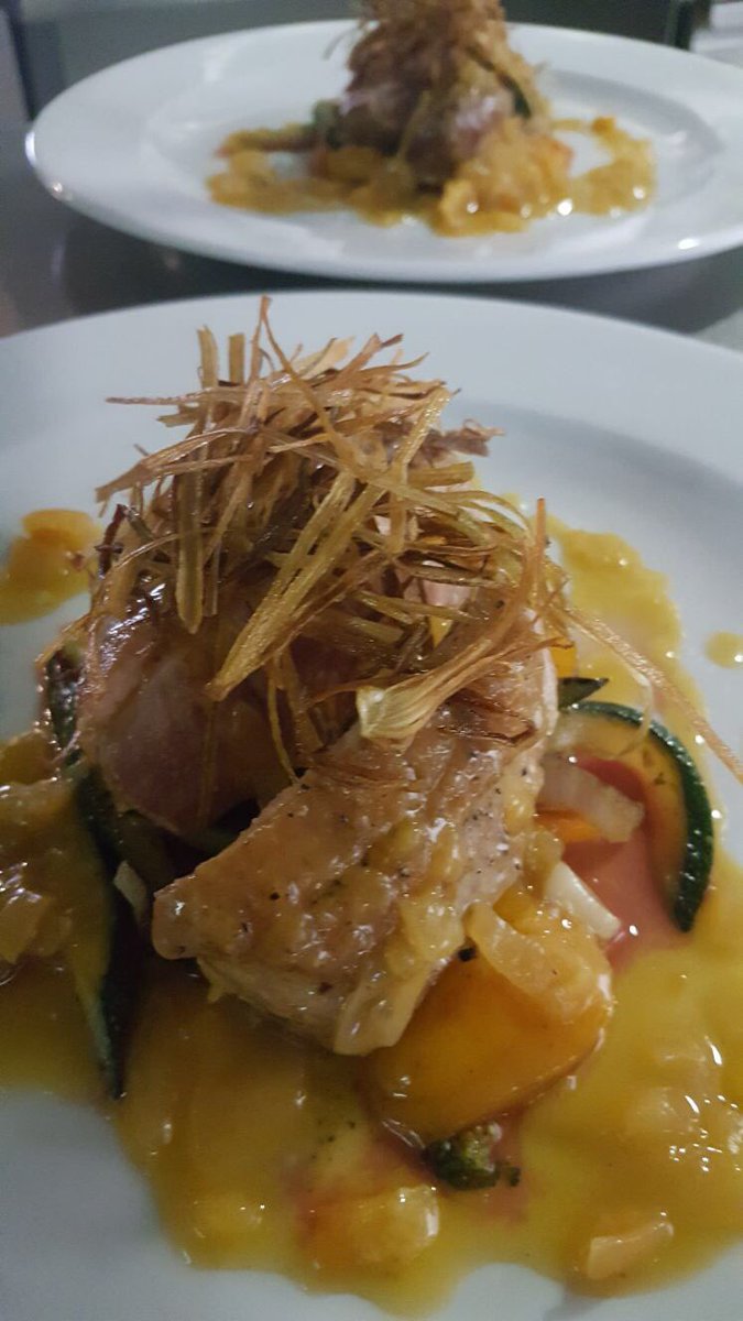 Eendenborst met geconfijte sinaasappel en stro van prei #eten en #genieten bij <a href="/dekluisvenlo/">Peter Bouman</a>