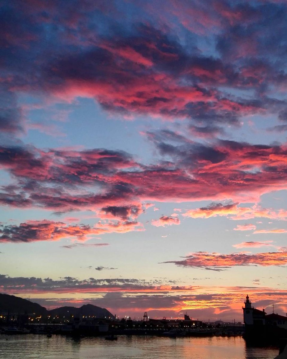 poetacoliflor's tweet photo. Atardecer desde Getxo, Bizkaia
@Euskalmet @Eguraldia24 @eguraldiaETB @eguraldia @AEMET_PaisVasco #atardecer https://t.co/fBlWLDJ2sX