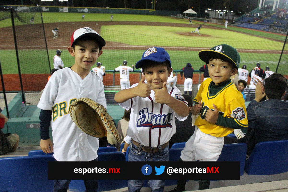 05rowa's tweet photo. ⚾️🦁 #Color de la serie entre @NacimosBravos y @LeonesOficial.
 Los bravofans sueñan con su equipo en playoffs 📸👦📷👩
https://t.co/6I97B4MW8i https://t.co/Twq3luLyE7