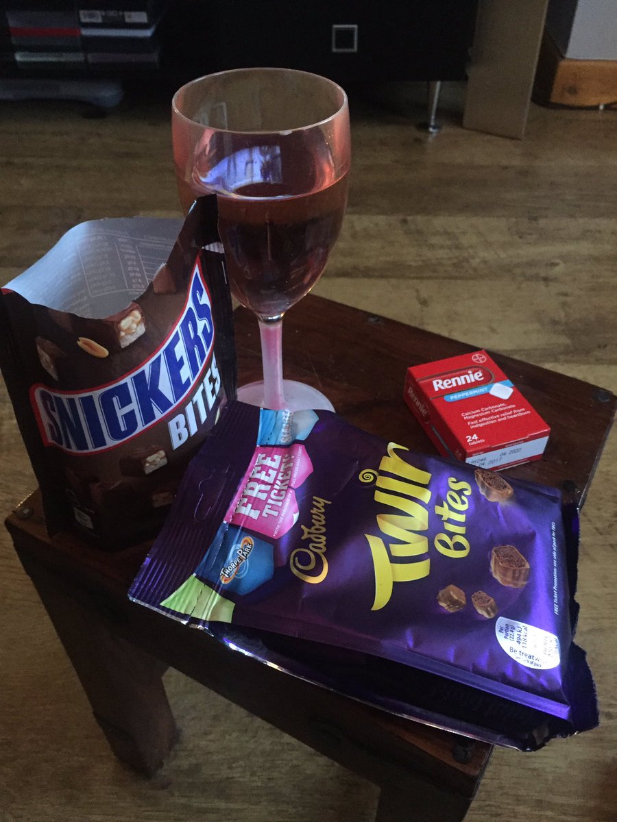 4misspinkypink4's tweet photo. All sorted for the #BBUKfinal @Raph176 #RaphToWin 5 mins to go!!!! https://t.co/QKkmPK30LE