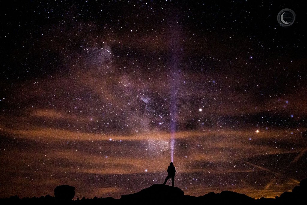 photonocturna's tweet photo. Nubes y estrellas. Estos cielos nos brinda el verano en #Soria  #summer #nightphoto #fotonocturna #fotografianocturna #photonocturna https://t.co/0e59wIfYs3