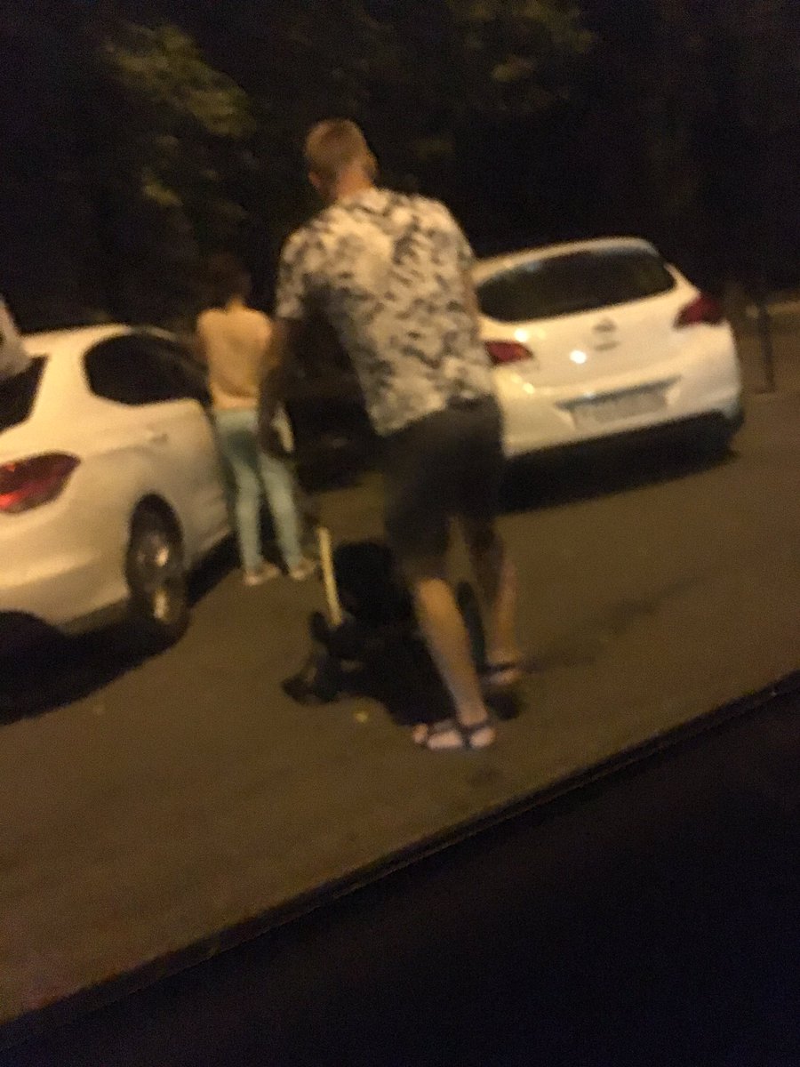 Когда увидел своего физрука и пытаешься его беспалевно сфоткать