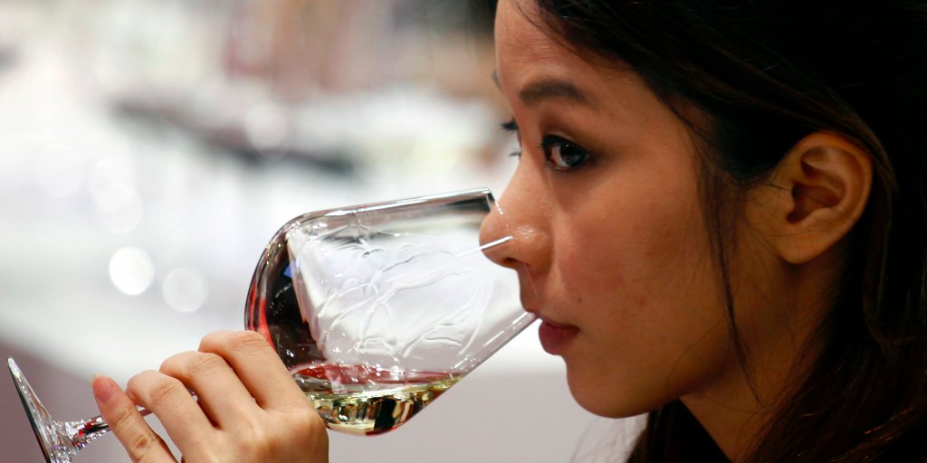 BusinessInsider's tweet photo. Regular alcohol drinkers have lower risk of diabetes, according to a huge new study https://t.co/9AbqUz2pJo https://t.co/Ltuop9gTMS