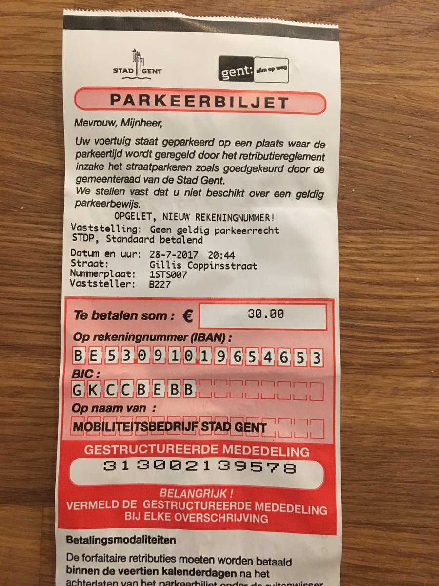 LucColle's tweet photo. Zot word ik ervan! Nergens een verkeersbord, nergens indicatie van betalend parkeren, nergens betaalautomaat... BAH GENT, BAH BAH BAH!!!! https://t.co/hn8aoIHQow