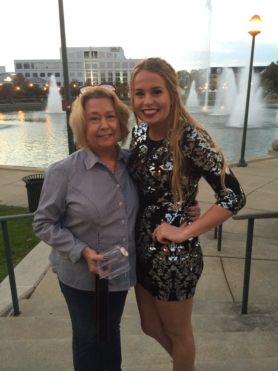 fair_emma's tweet photo. Missing my beautiful mother, You were so strong with what you had to go through. Please watch over me until we're together again❤️ #RIP https://t.co/9AlWAOfQWb