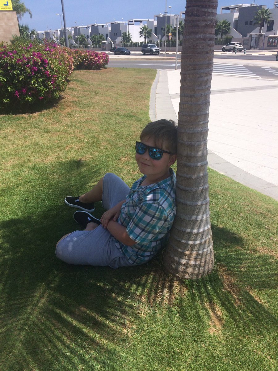blondenicky101's tweet photo. Keeping cool 😎 https://t.co/JB3CoLCqMQ