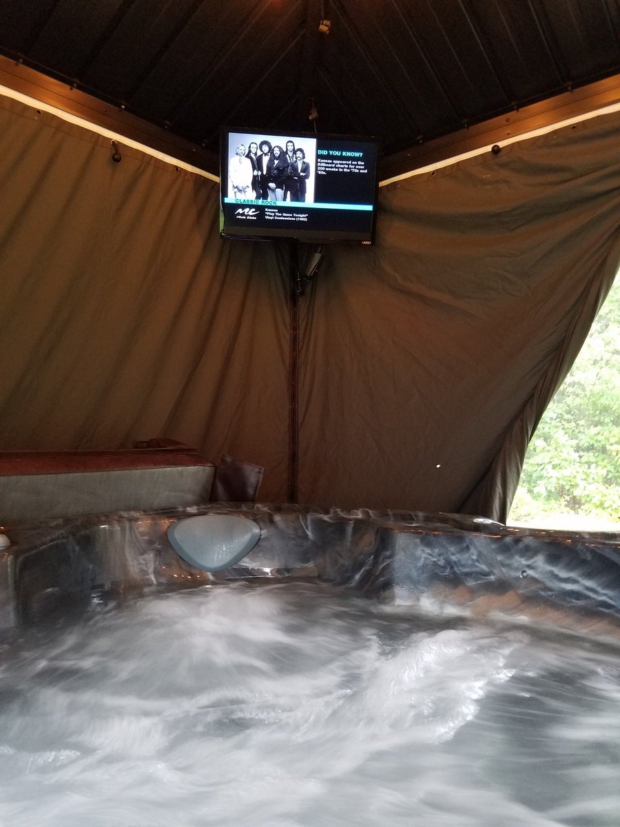 lorenzabraham12's tweet photo. My view as it's raining outside now! https://t.co/JoQrYnPnDM