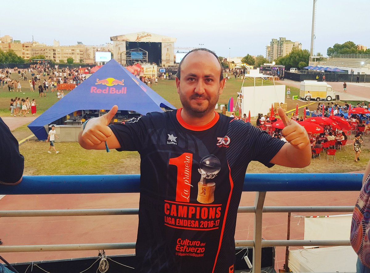 juancvillena's tweet photo. Porque la vida no tiene más sentido que exprimirla #lowfestival #vip #vipPool #verano #campionsdelliga @valenciabasket Valencia Basket https://t.co/QPFudB2gjH