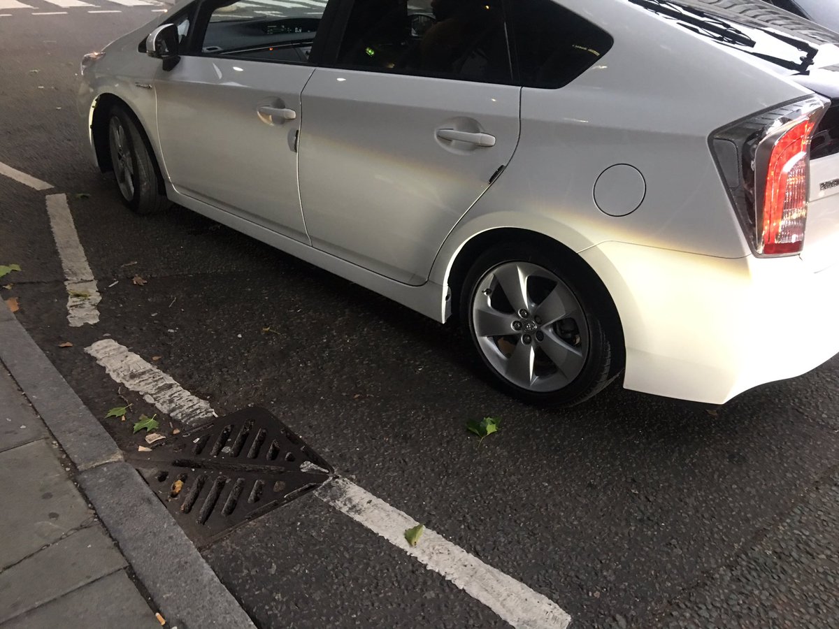 MPSRTPC's tweet photo. This Taxi and PHV both issued with TORs for 3 Points and £100 Fine in @MPSCamden by #CabsUnit for Stopping on zigzags @TfLTPH https://t.co/ATMbaU0rIC