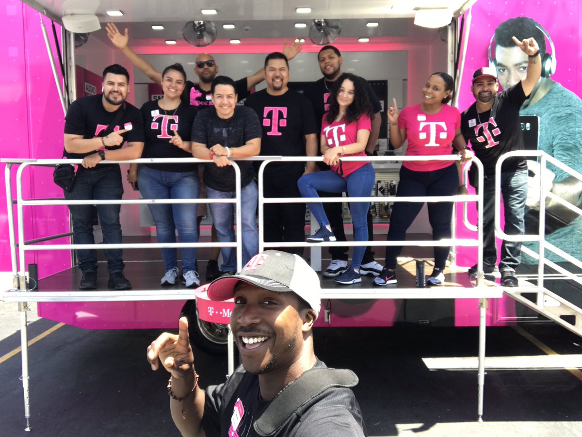 TheEcuadorable's tweet photo. Hanging out with our #MagentaFleetLA team @Sepulveda&amp;Grand #SBLAallDay @BryanThompsonSW @SamSindha @JonFreier https://t.co/53VwaJyI5R