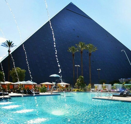jenn_3006's tweet photo. I can't wait for this view 😍😎😍😎😍😎 #sosoon #Paradise #luxor #casino #LasVegas #Nevada #notlongnow #bestplaceever 💙💜 https://t.co/5JR4xcEdIE