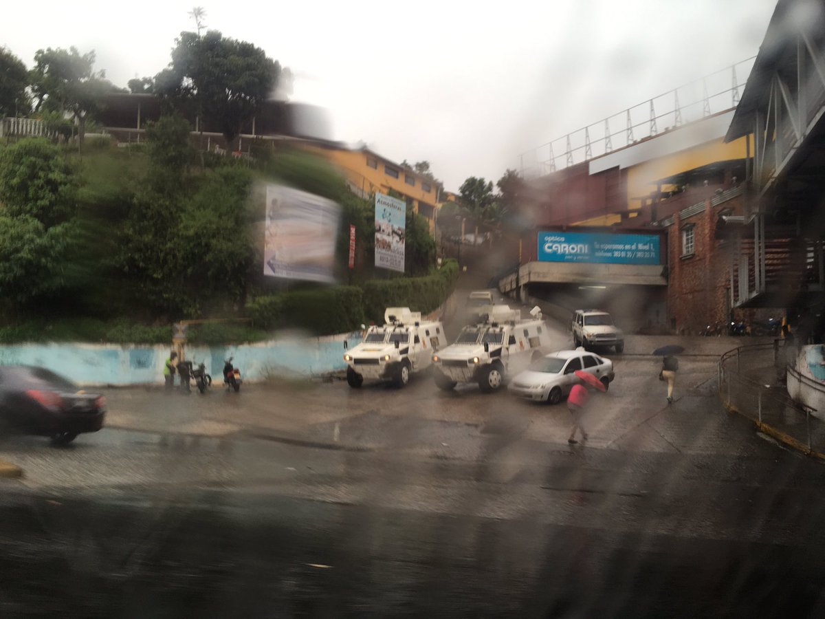 NelsonJAF's tweet photo. #28Jul 4:46pm Montaña Alta y Colinas de Carrizal en total paz. Contingente de la GNB en la entrada del centro comercial La Cascada https://t.co/g2tigvhanK