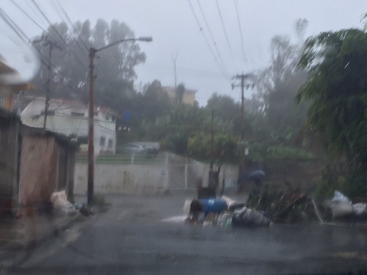 NelsonJAF's tweet photo. #28Jul 4:46pm Montaña Alta y Colinas de Carrizal en total paz. Contingente de la GNB en la entrada del centro comercial La Cascada https://t.co/g2tigvhanK