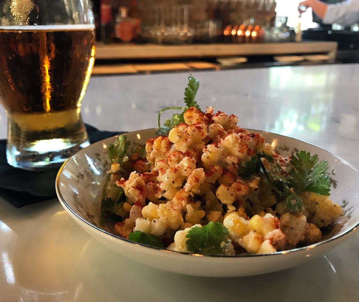 willowroomchi's tweet photo. Elote: Sweet corn from @nicholsfarmandorchard grilled and pickled, aioli, pecorino, cilantro, brown butter, cilantro, and Pequin @ModeloUSA https://t.co/QytGlpCpc2