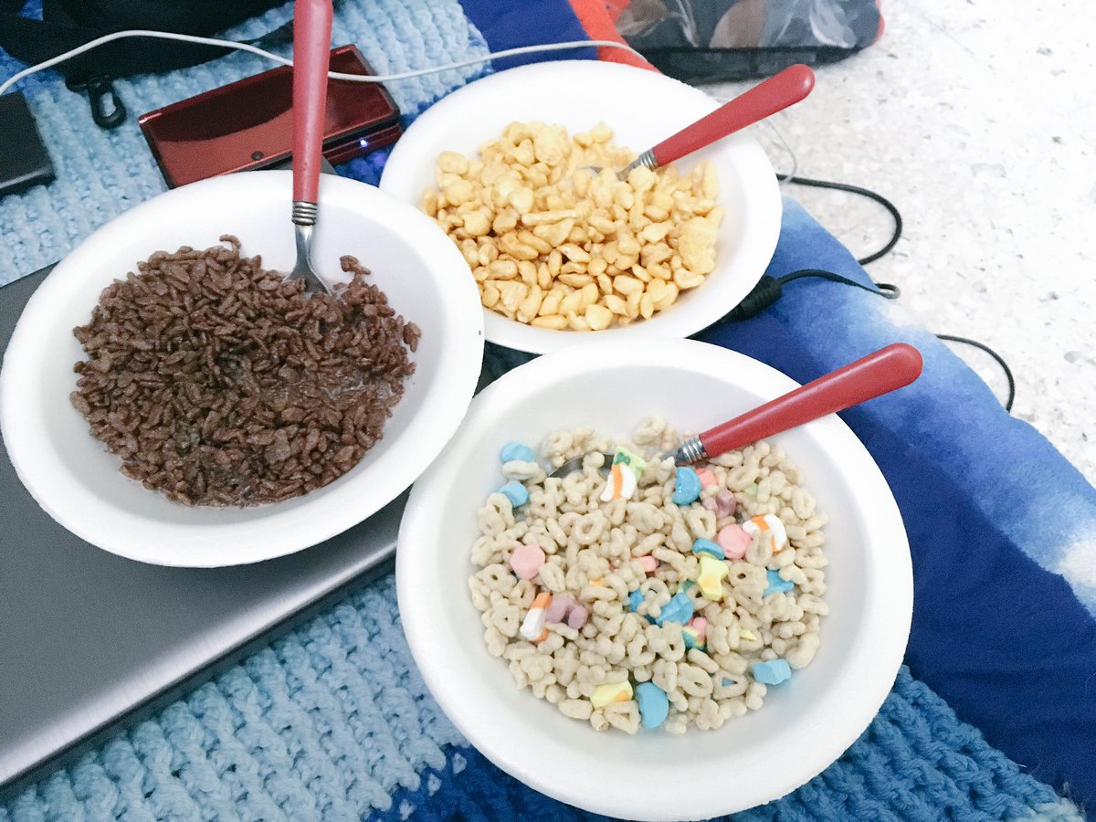 SpikeyThe's tweet photo. El come esto a diario @eltiorexas , ella nunca come tanto @EafyFeliz y yo, tenía por lo menos 5 años sin probar cereal.
#EventoShiny ✨ https://t.co/bKiChMqjsZ