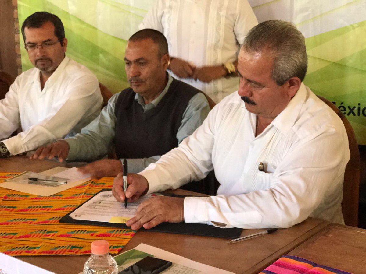 DalilaEspinoz18's tweet photo. Firma de convenios amistosos de límites territoriales entre Tejupilco-Temascaltepec-Zacazonapan https://t.co/8VtCQwGxi9