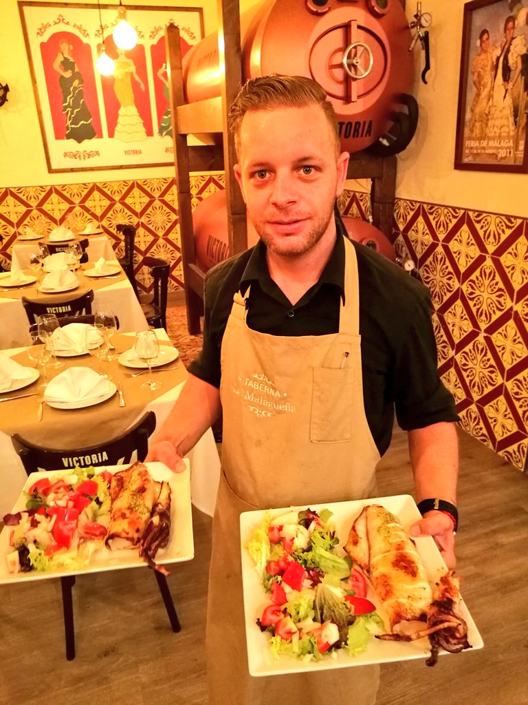 TabernaMlg's tweet photo. En estos días no paramos en cocina ni un minuto!! Tenemos el mejor equipo para que disfrutéis de los mejores platos a todas horas!  #Malaga https://t.co/QjxDAkMCGO