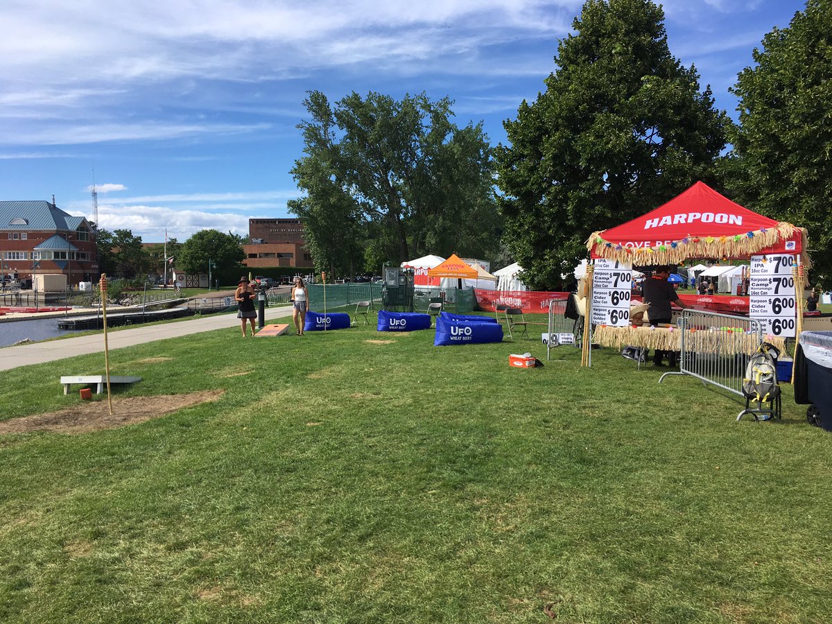 harpoonbrewery's tweet photo. The Harpoon Tiki Bar is ready to rock 'n roll @LCMFestival! #TGIF Come and see us! 🍻🎼 #lovebeerlovelife @harpoon_vermont https://t.co/uHjrXAd3Bc